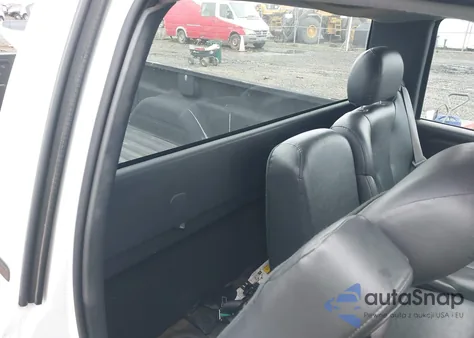 2000 Chevrolet Silverado 1500 z USA, uszkodzony, nr VIN 1GCEC14VXYE414748